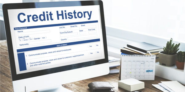 Computadora mostrando historial de crédito, para expresar la idea "construir crédito"